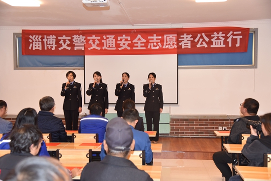 市交警支隊開展交通安全公益行活動68