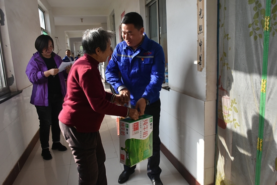 集團(tuán)機(jī)關(guān)黨支部到南韓村老年幸福院獻(xiàn)愛(ài)心12