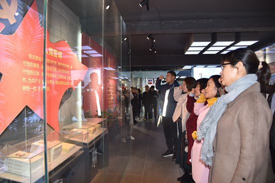 羅村鎮(zhèn)黨委、村域黨支部到重山文化館開展“不忘初心 牢記使命”主題教育活動(dòng)80