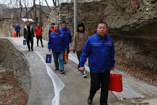 魯中水泥黨支部走訪慰問困難群眾  山東重山集團(tuán)有限公司  今天59