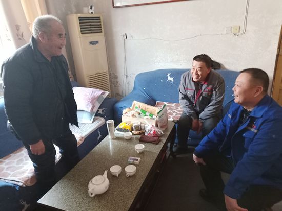 節(jié)前送溫暖 真情暖人心 —魯中水泥黨支部走訪慰問南韓村高齡老人35