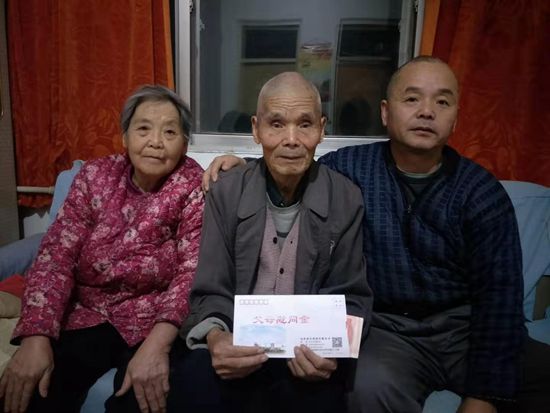 傳遞寒冬溫情 詮釋重山大愛(ài) ——重山集團(tuán)發(fā)放職工父母慰問(wèn)金61