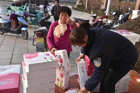 重山集團(tuán)2020致良知在路上--重山集團(tuán)為南韓村星級文明戶發(fā)放獎品（一）48