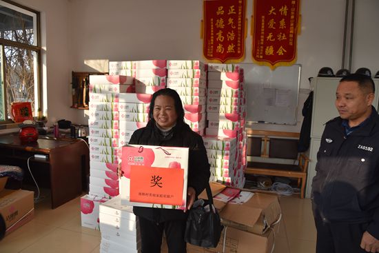 重山集團(tuán)2020致良知在路上--重山集團(tuán)為南韓村星級文明戶發(fā)放獎品（一）48