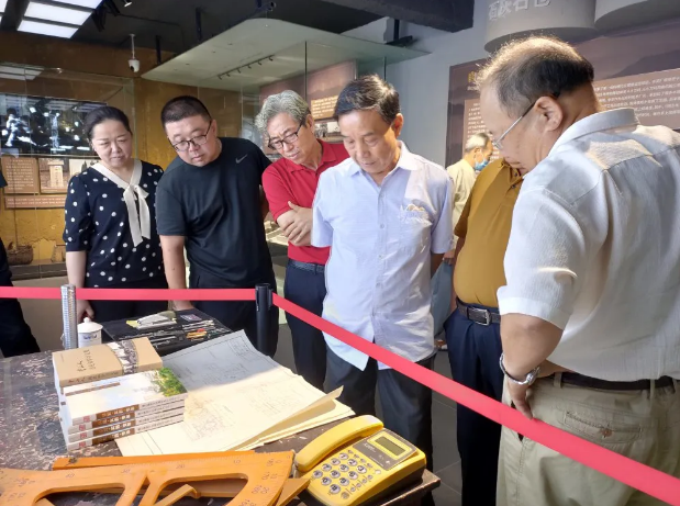 淄川區(qū)部分文化界人士到重山集團(tuán)參觀調(diào)研40