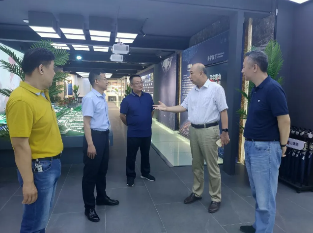 山東省水泥質(zhì)量監(jiān)督檢驗(yàn)站站長(zhǎng)李峰到集團(tuán)調(diào)研97