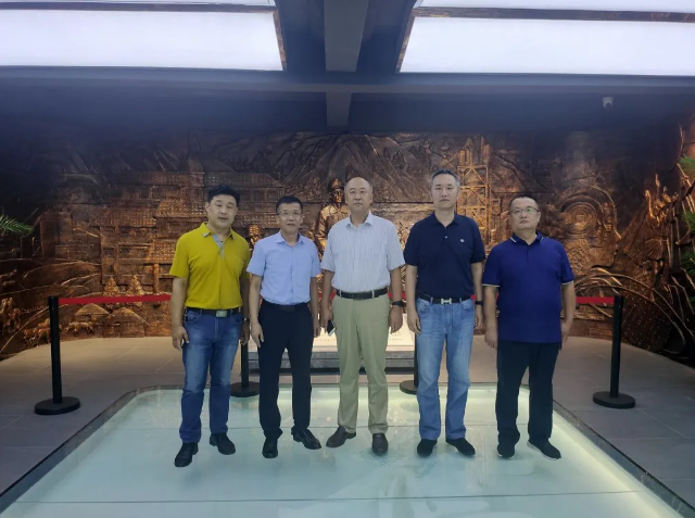 山東省水泥質(zhì)量監(jiān)督檢驗(yàn)站站長(zhǎng)李峰到集團(tuán)調(diào)研97