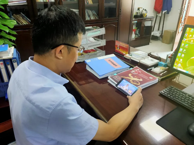 集團黨員收看區(qū)委書記李新勝講黨史上黨課94