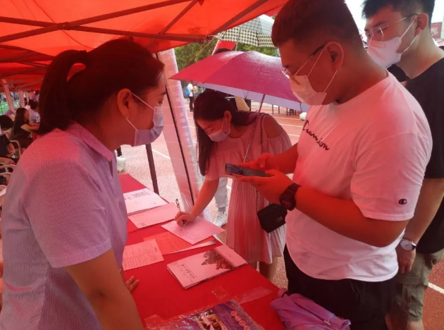 集團(tuán)組織參加淄川區(qū)夏季人才招聘會(huì)75