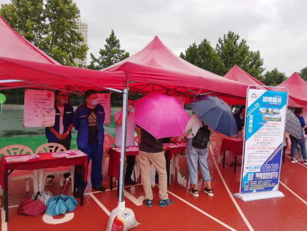 集團(tuán)組織參加淄川區(qū)夏季人才招聘會(huì)75