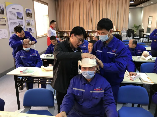 集團(tuán)組織紅十字應(yīng)急救護(hù)培訓(xùn)8