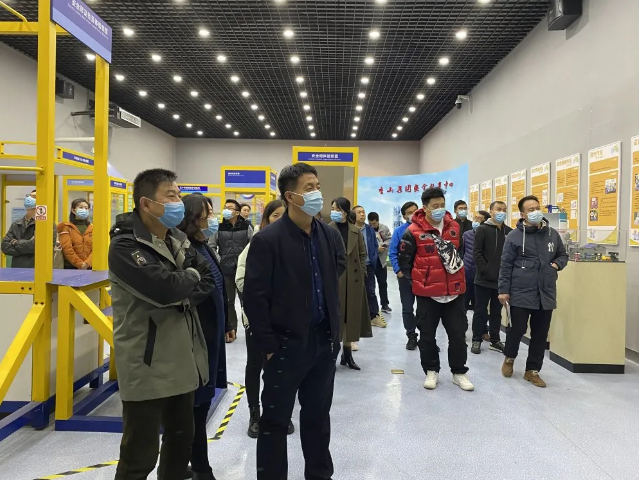 淄川區(qū)工信局等部門、企業(yè)負(fù)責(zé)人到集團(tuán)調(diào)研22