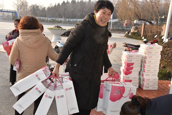 重山集團(tuán)2020致良知在路上--重山集團(tuán)為南韓村星級文明戶發(fā)放獎品（一）