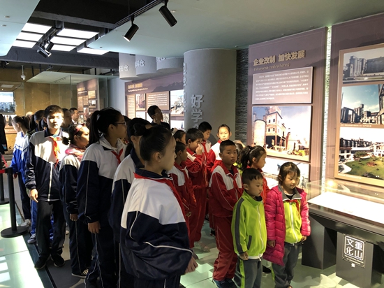 重山集團(tuán)參加羅村中心?！皭坌闹鷮W(xué)”資助金發(fā)放儀式25